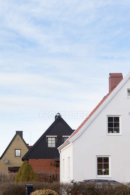 Вид на фасади будинків під блакитним небом — стокове фото