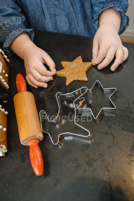 Plan recadré de petite fille faisant des biscuits — Photo de stock