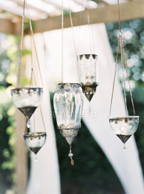 Vue de face des lanternes en verre suspendues aux chaînes — Photo de stock