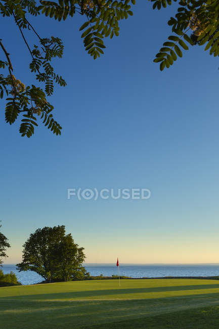 Blick auf ombergs golf resort am see vattern bei sonnenuntergang — Stockfoto
