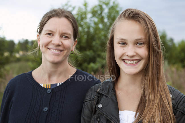 Ritratto di madre e figlia guardando la macchina fotografica — Foto stock