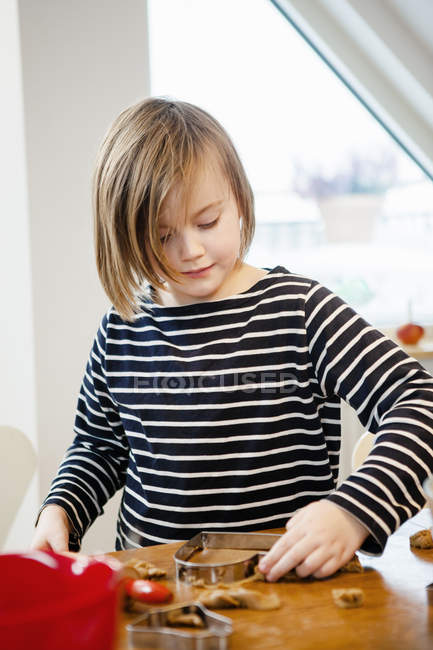Chica haciendo galletas, enfoque selectivo - foto de stock