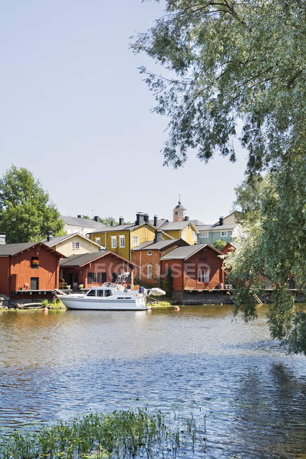 Rio Borga em Porvoo wtih edifícios e barco, Finlândia — Fotografia de Stock