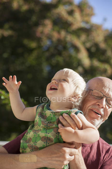 Chico jugando con el abuelo, concéntrate en el primer plano - foto de stock