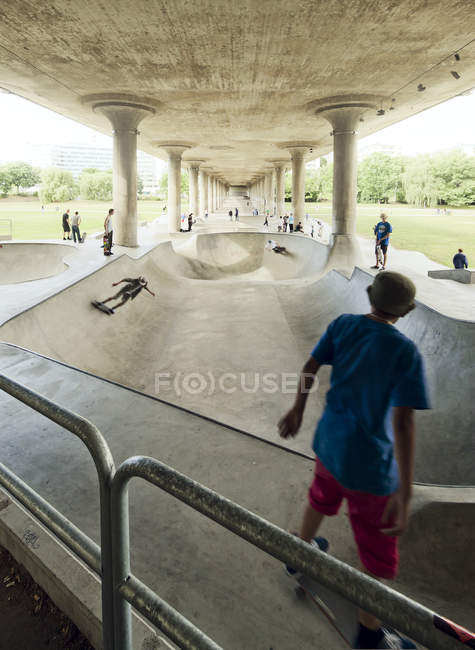 Jeunes hommes skateboard sous pont — Photo de stock