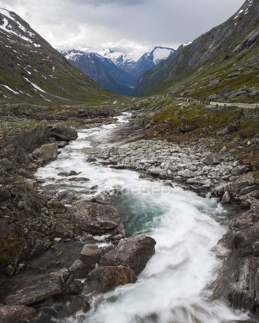 Сценический вид на водный поток в горах — стоковое фото
