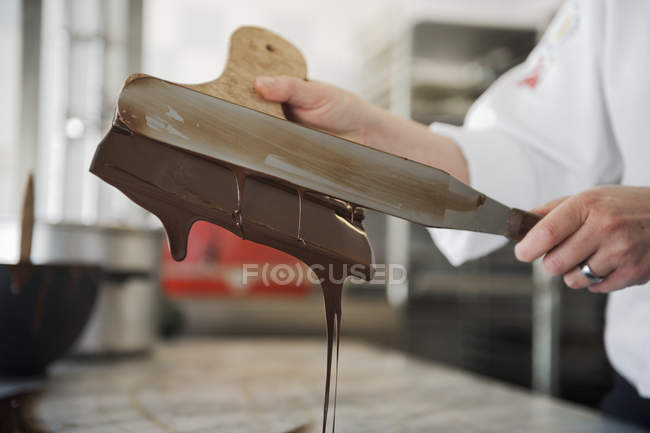 Mani di pasticciere che prepara il cioccolato, primo piano colpo — Foto stock