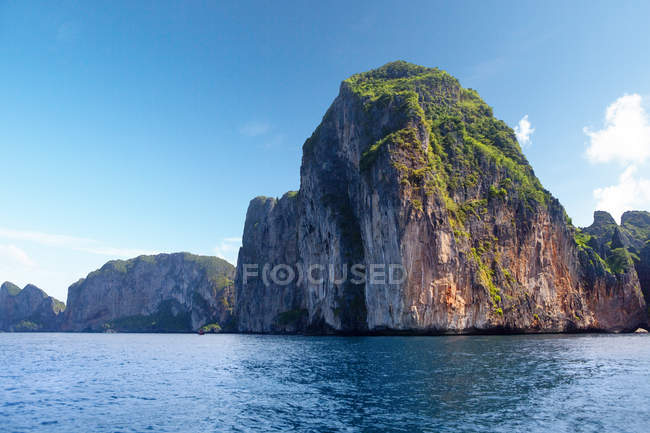 Scogliere dell'isola e mare alla luce del sole, thailandia — Foto stock
