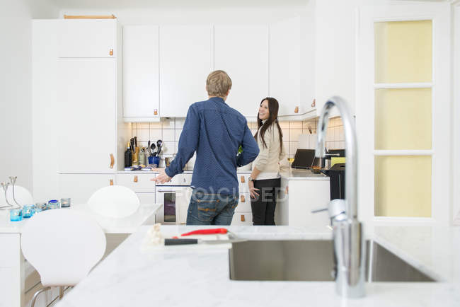 Couple dans la cuisine à la maison, foyer sélectif — Photo de stock