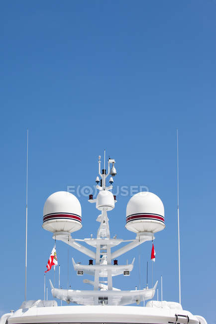Vista en ángulo bajo del radar del barco contra el cielo despejado - foto de stock