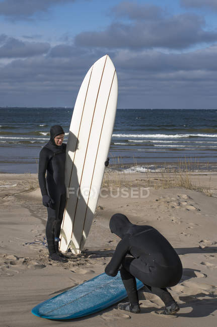 Hombres que van a surfear a Bondi Beach al amanecer - foto de stock