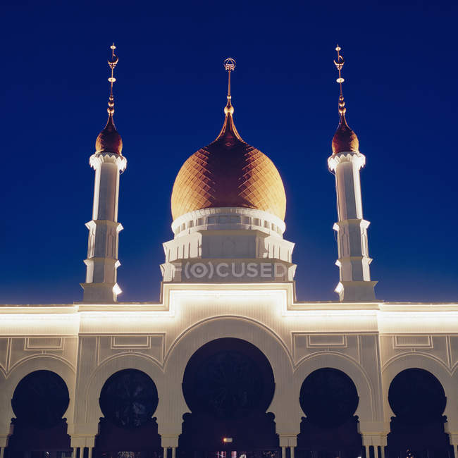 Veduta della moschea illuminata di notte — Foto stock