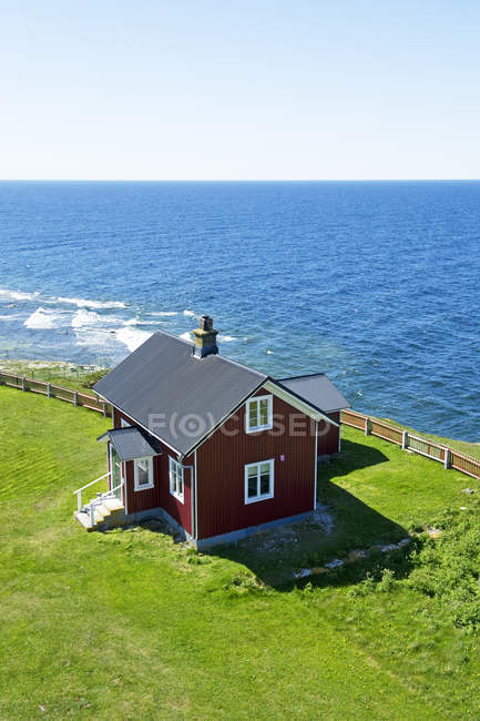 Высокий угол обзора дома на море — стоковое фото
