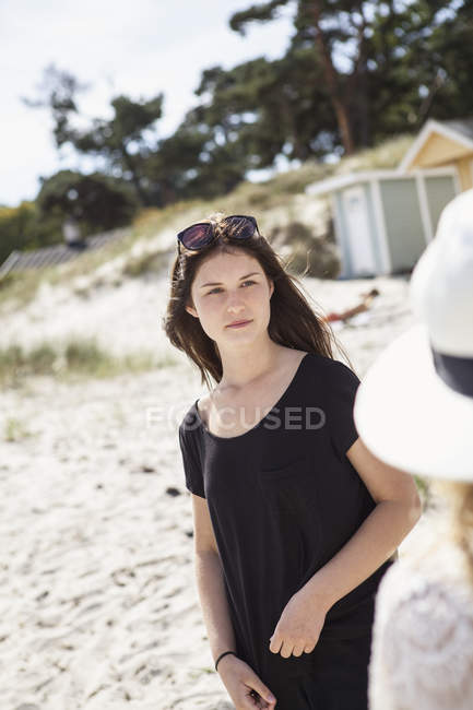 Дівчина-підліток на пляжі дивиться далеко — стокове фото