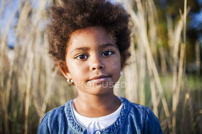 Retrato de chica con cabello castaño a la luz del sol - foto de stock