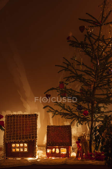 Casas de jengibre iluminadas, decoraciones navideñas - foto de stock