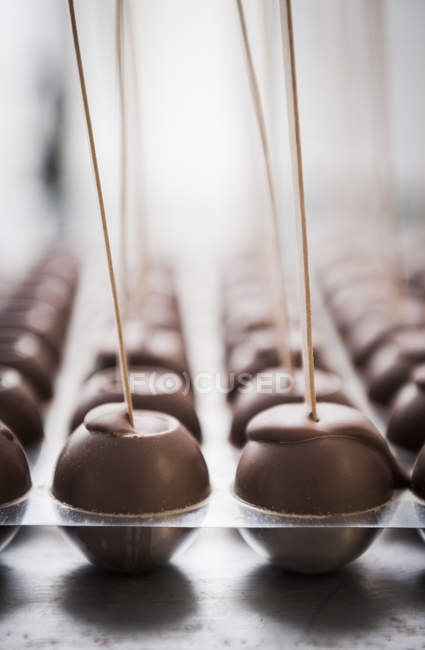 Caramelos de chocolate con palos, tiro de cerca - foto de stock