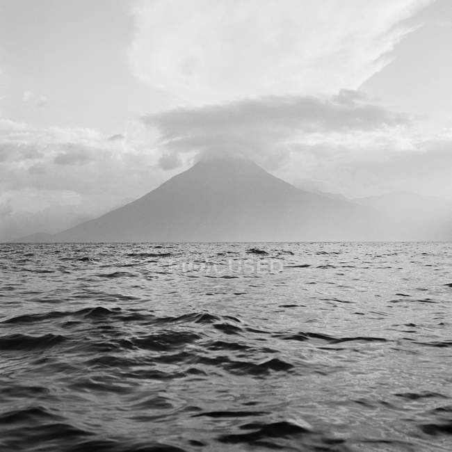 Вид на озеро Атитлан и гору Гуатемала — стоковое фото