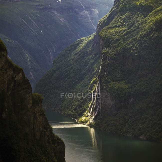 Сім сестер водоспад і зелений скелі — стокове фото