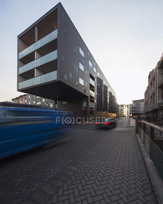 Vista del edificio de oficinas moderno y los coches borrosos - foto de stock