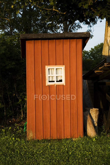 Vista frontal del pequeño cobertizo de madera - foto de stock