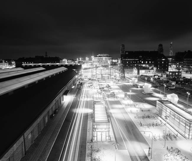 Estação ferroviária de Malmo iluminado à noite, preto e branco — Fotografia de Stock