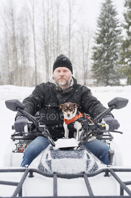 Портрет людини, що керує снігоприбиральником — стокове фото