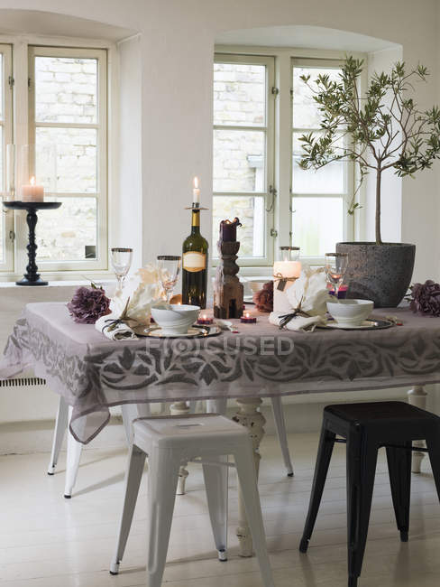 Elegante tavolo da pranzo servito con sedie in sala da pranzo — Foto stock