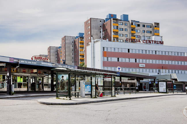 Vista della fermata dell'autobus e degli edifici a Stoccolma — Foto stock
