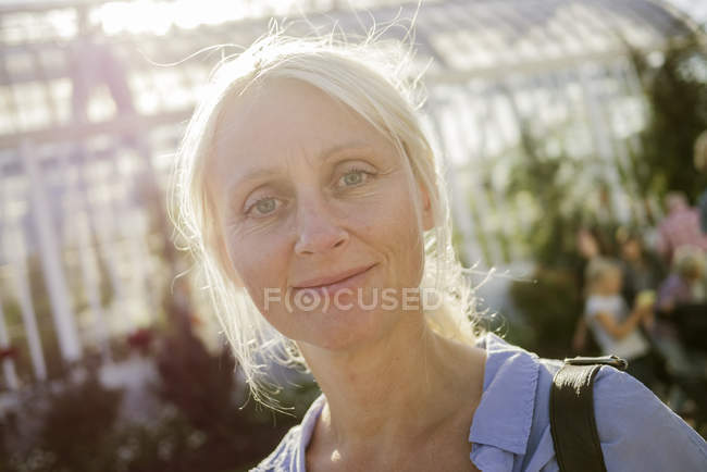 Retrato de mujer en jardín botánico, enfoque selectivo - foto de stock