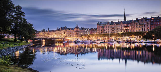 Veduta degli edifici della città di Stoccolma illuminati di notte — Foto stock