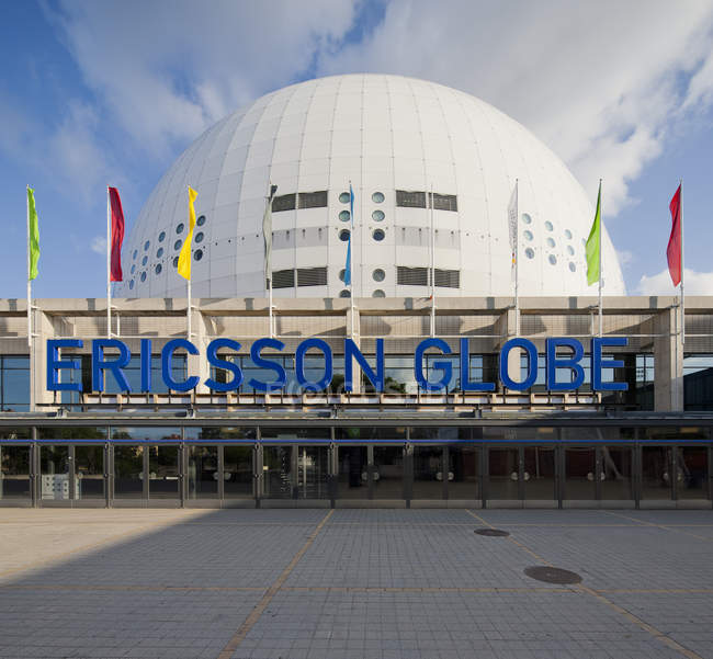 Vista frontale della Globe Arena sotto il cielo nuvoloso blu, Stoccolma — Foto stock
