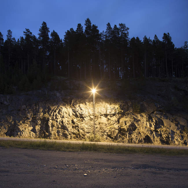 Vista panorâmica da estrada iluminada à noite — Fotografia de Stock