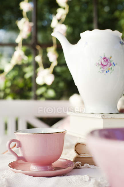 Old fashioned tea pot and tea cup, selective focus — Stock Photo