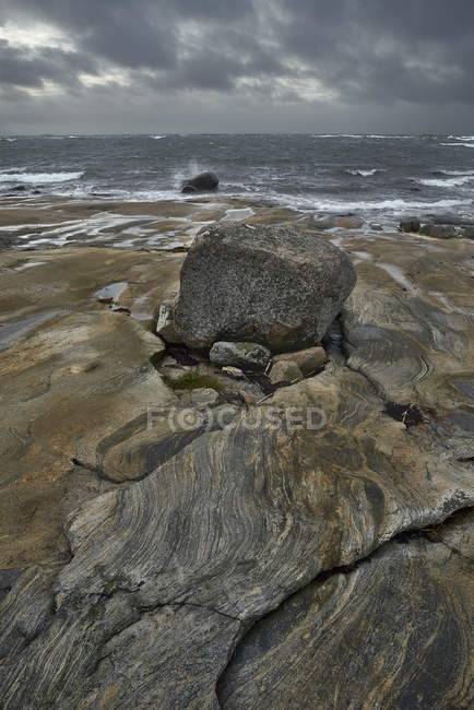Nuages orageux sur le littoral rocheux — Photo de stock