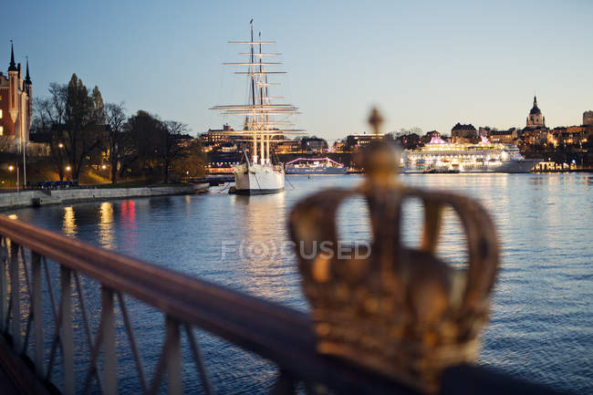Bay and old town at dusk, focus on background — Stock Photo