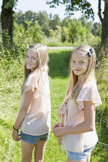 Vue de deux filles dans le sentier, se concentrer sur l'avant-plan — Photo de stock