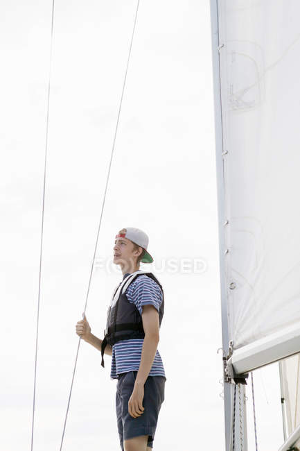 Vue latérale du jeune homme sur voilier — Photo de stock