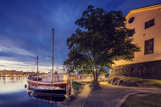 Veduta del porto con barche a vela illuminate di notte, Stoccolma — Foto stock
