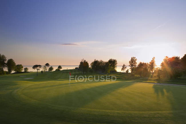 View of Ombergs Golf Resort by Lake Vattern at sunset — Stock Photo