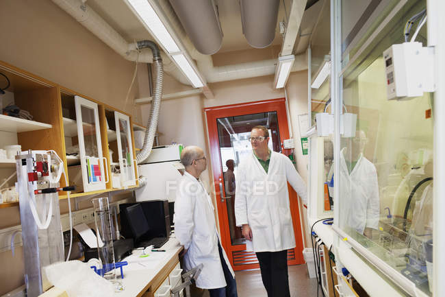 Scientifiques debout en laboratoire, focalisation sélective — Photo de stock