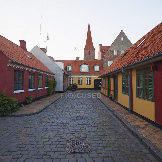 Old town building and cobblestone pavement at dusk — Stock Photo