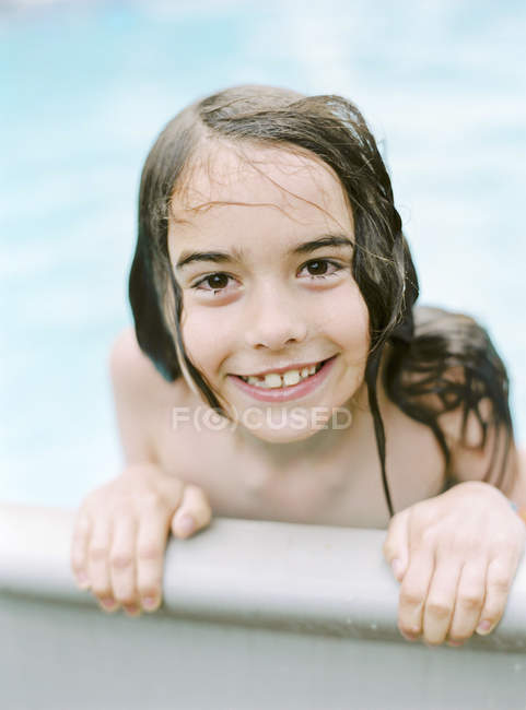 Retrato de menina na piscina, foco seletivo — Fotografia de Stock