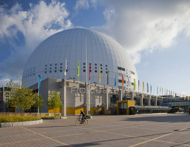 Глобус Арена в Стокгольмі з їде велосипед — стокове фото