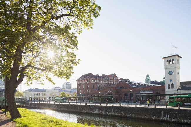 Водный канал и городской пейзаж при ярком солнечном свете — стоковое фото