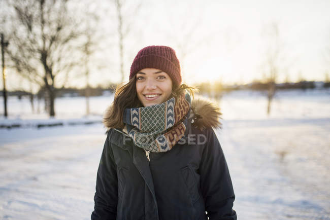 Портрет молодой женщины, смотрящей в камеру зимой — стоковое фото