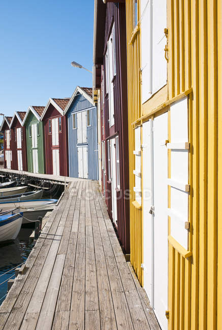 Vue des cabanes de pêche colorées en plein soleil — Photo de stock