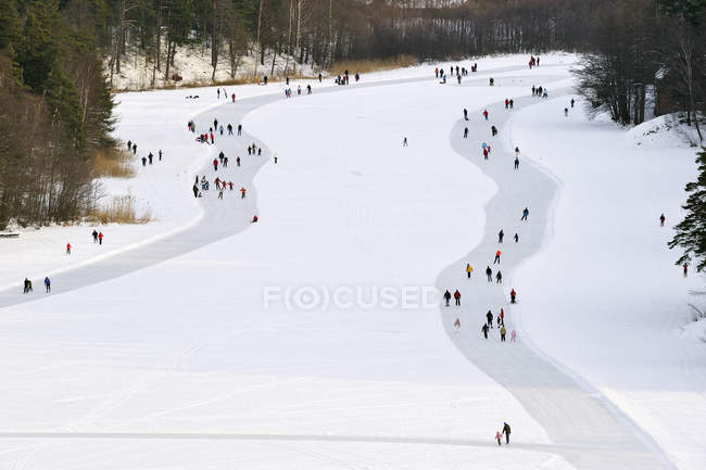 Vista elevata di persone che passeggiano in inverno — Foto stock