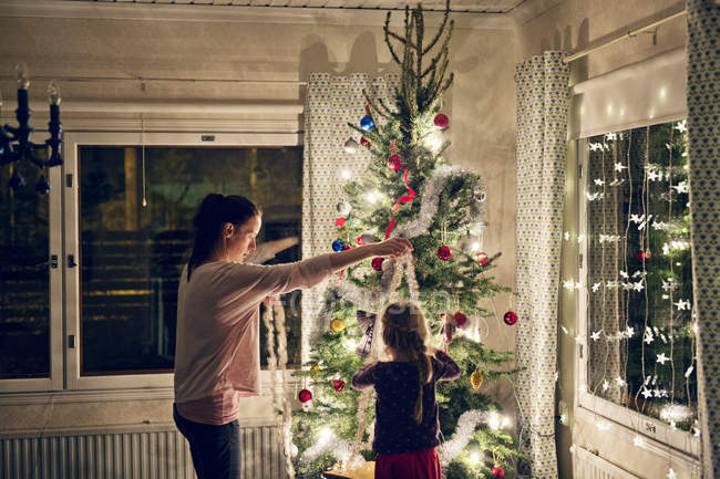 Mãe com filha decoração árvore de Natal — Fotografia de Stock