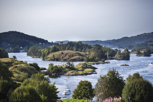 Islas verdes y colinas con barcos en el agua - foto de stock